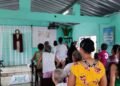 Una pequeña iglesia con un gran corazón en La Sabana