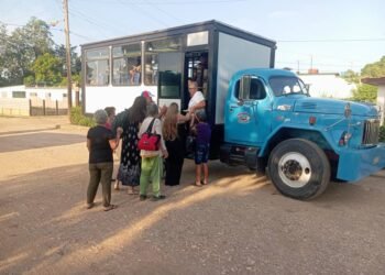 Nuevo transporte misionero en Quemado de Güines, Cuba.